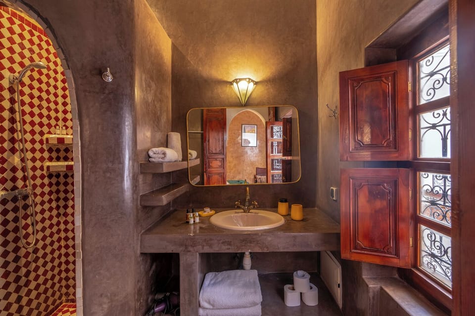 Standard Double Room | Bathroom | Shower, free toiletries, hair dryer, bathrobes