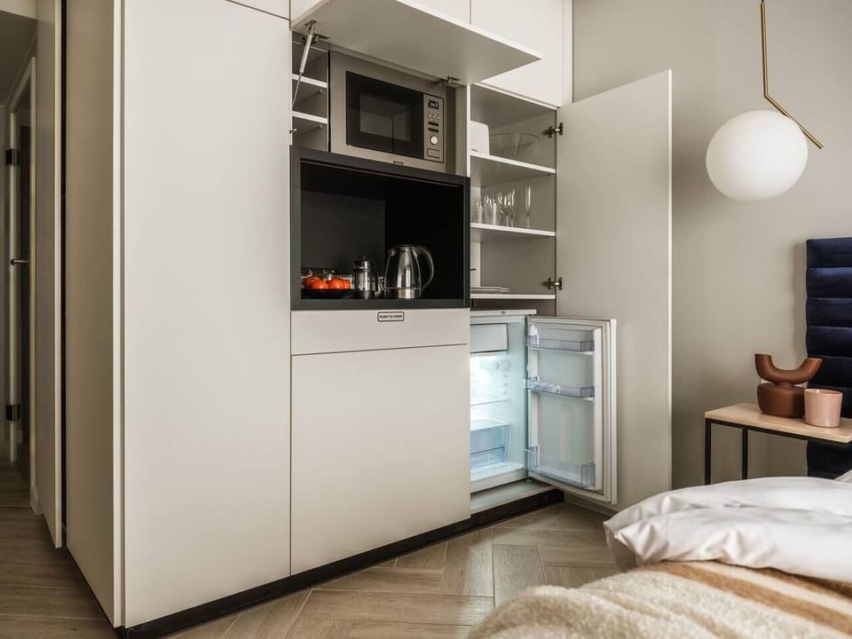 Classic Double Room, 1 Queen Bed, Refrigerator | Interior
