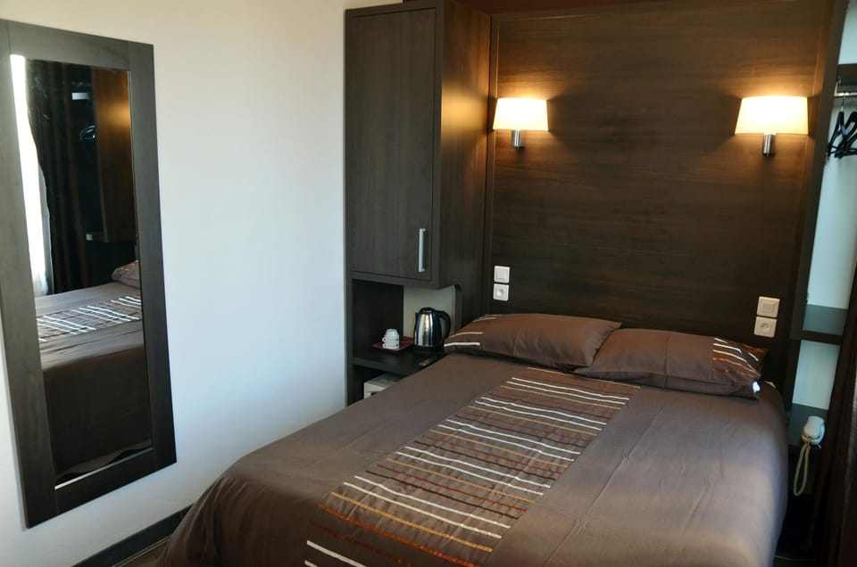 Double Room | Select Comfort beds, in-room safe, desk, free cribs/infant beds