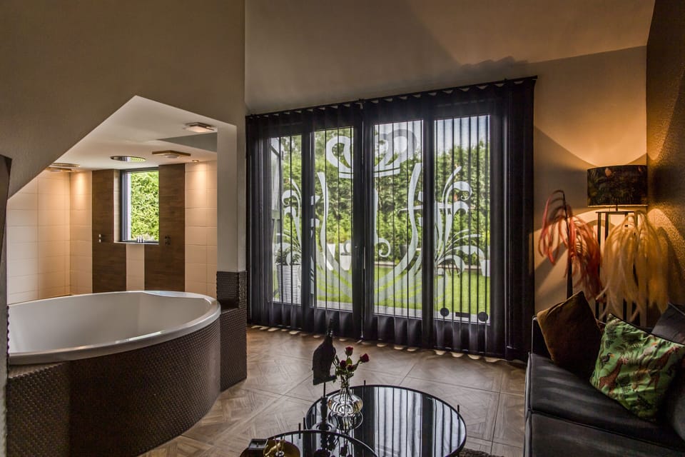 Wellness Suite, Sauna, Hottub | 1 bedroom, Egyptian cotton sheets, premium bedding, minibar
