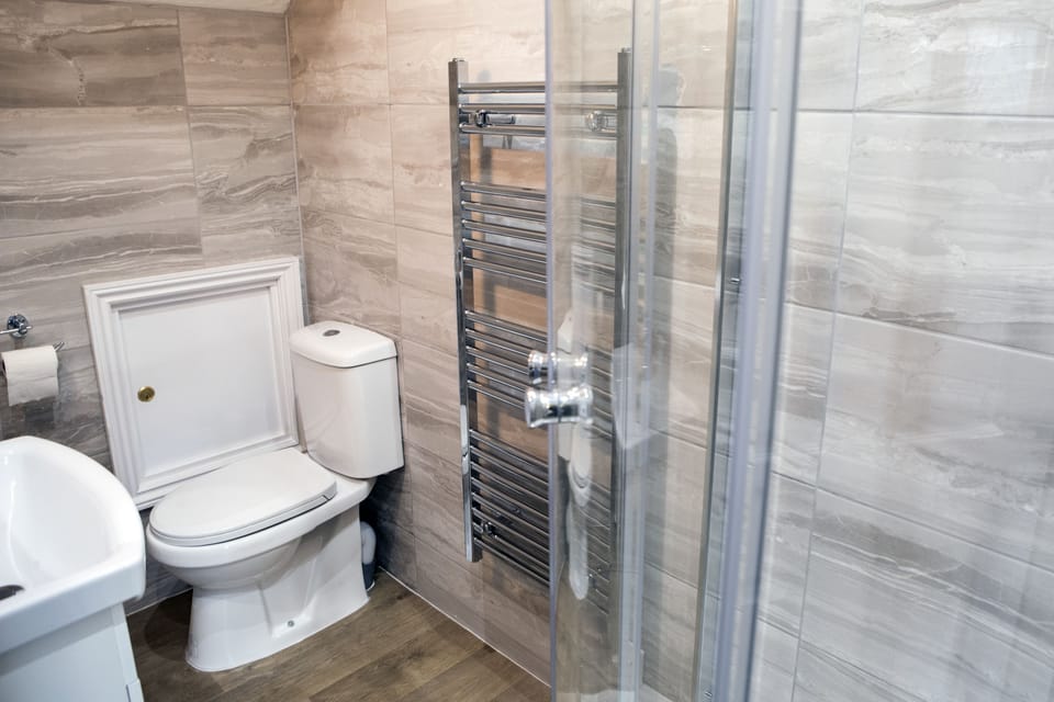 Double Room (with Private Bathroom ) | Bathroom | Free toiletries, towels