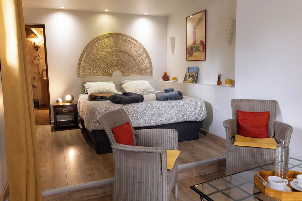 Room (Romanesque room with a whirlpool bath) | Premium bedding, individually decorated, individually furnished