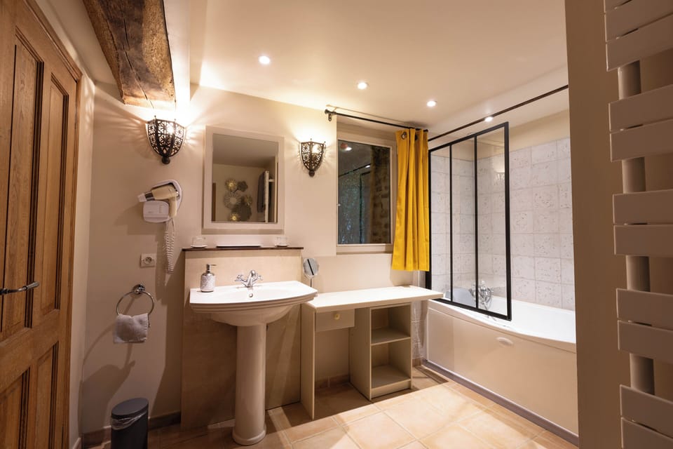 Room (Romanesque room with a whirlpool bath) | Bathroom | Free toiletries, hair dryer, slippers, towels