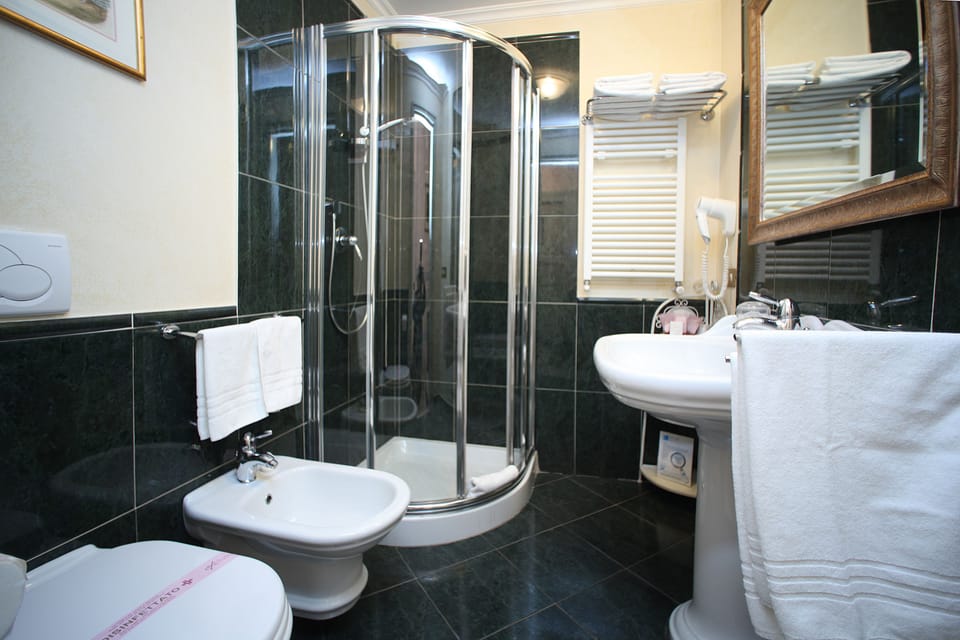 Shower, rainfall showerhead, free toiletries, hair dryer