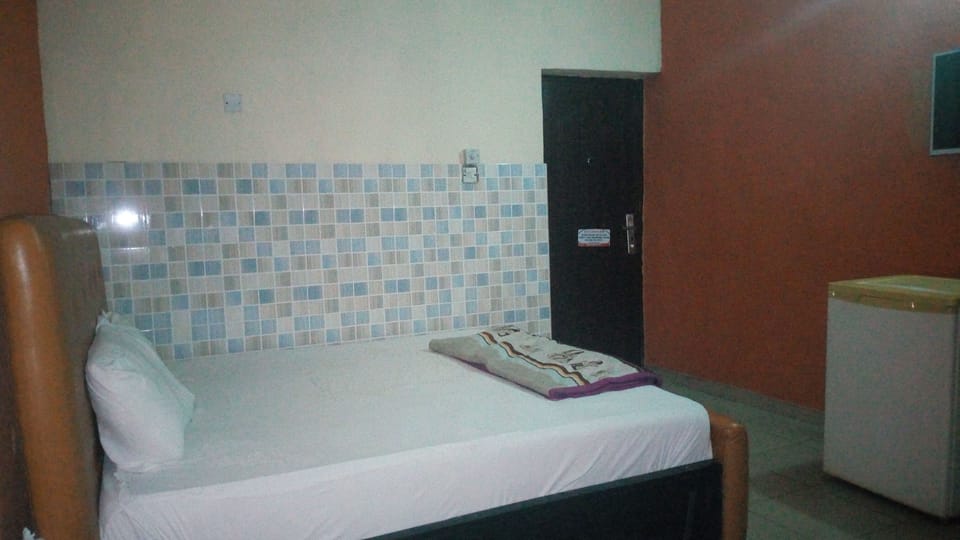 Standard Room | Minibar, desk
