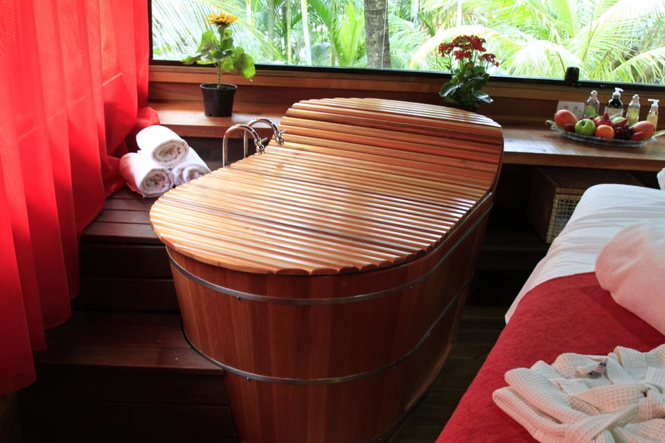 Couples treatment rooms, hot tub, steam room, body treatments