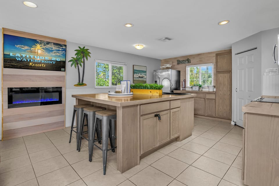 Grande Suite Waterview | Private kitchen | Microwave, coffee/tea maker