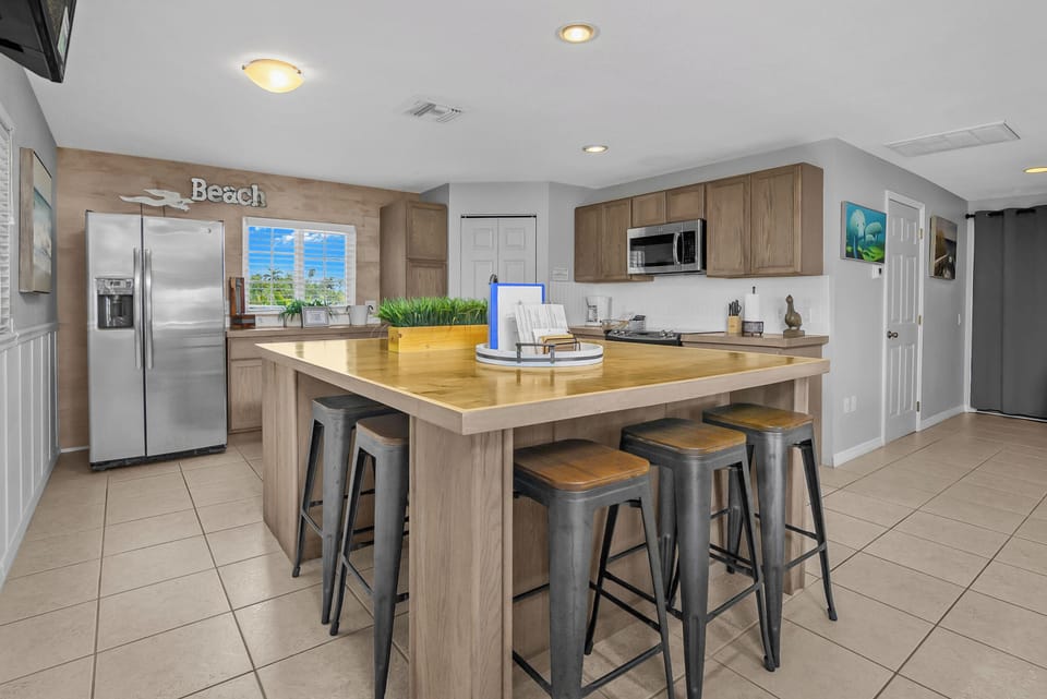 Grande Suite Waterview | Private kitchen | Microwave, coffee/tea maker