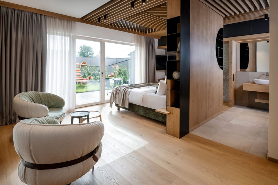Deluxe Room | Hypo-allergenic bedding, desk, soundproofing, WiFi