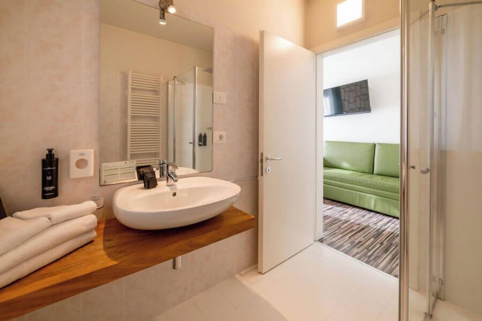 Comfort Room, Balcony | Bathroom | Shower, free toiletries, hair dryer, slippers