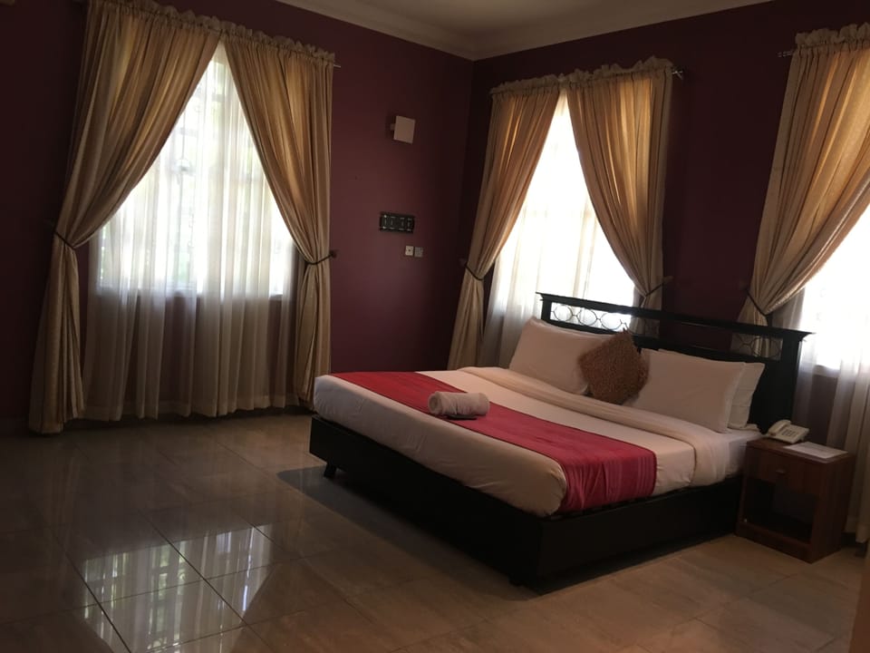 Classic Room | In-room safe, desk, bed sheets