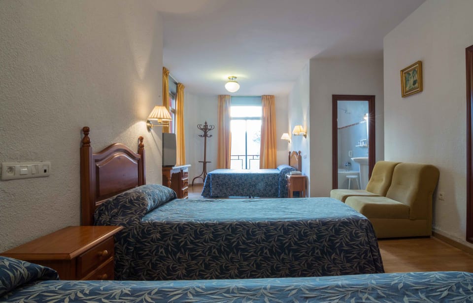 Triple Room | Free WiFi, bed sheets