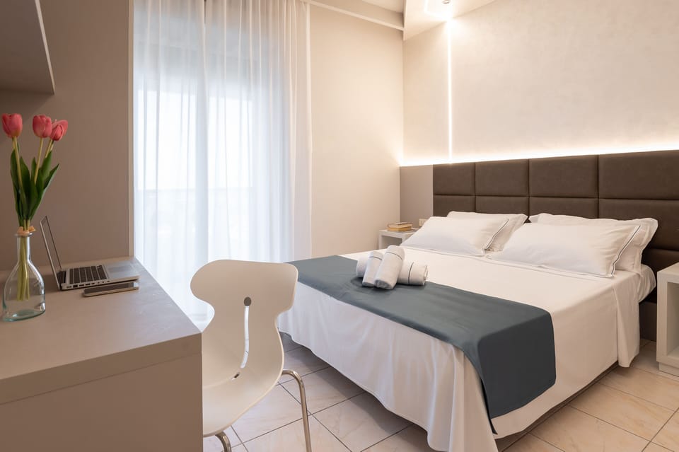 In-room safe, desk, WiFi (free)