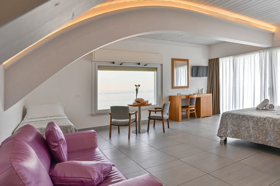 In-room safe, desk, WiFi (free)