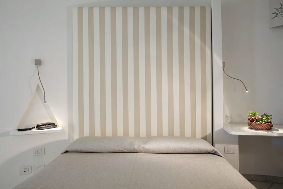 Minibar, in-room safe, bed sheets