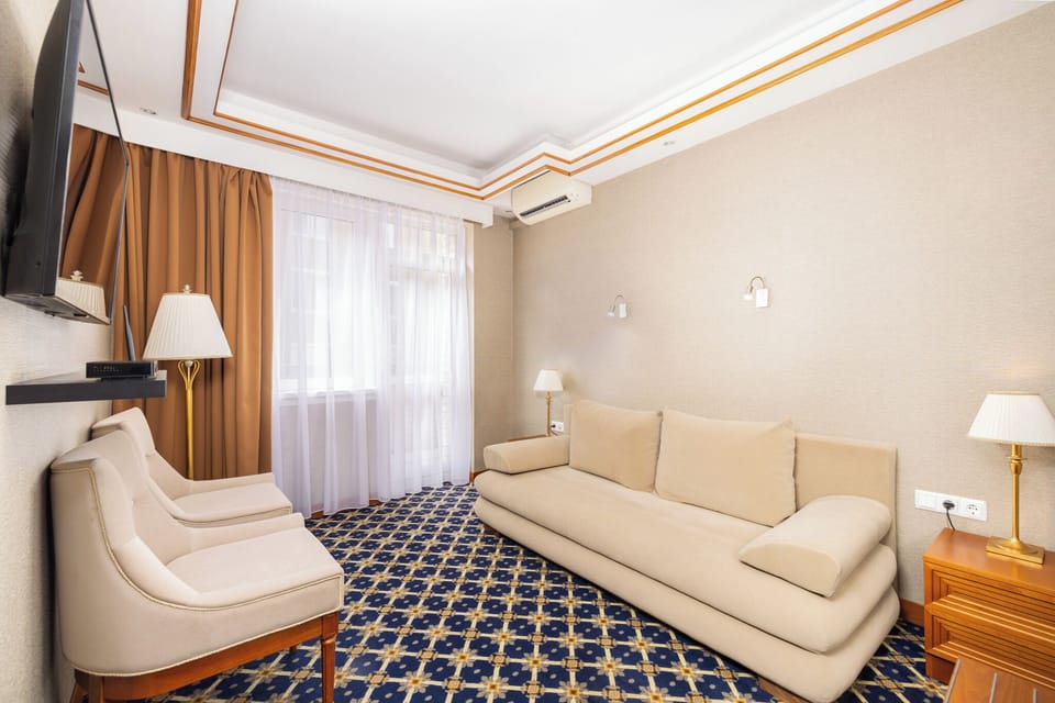 Superior Studio Suite | Minibar, in-room safe, desk, blackout drapes