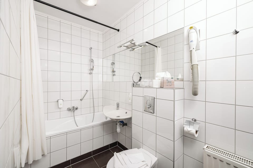 Junior Studio Suite, 1 Bedroom | Bathroom | Free toiletries, hair dryer, bathrobes, slippers
