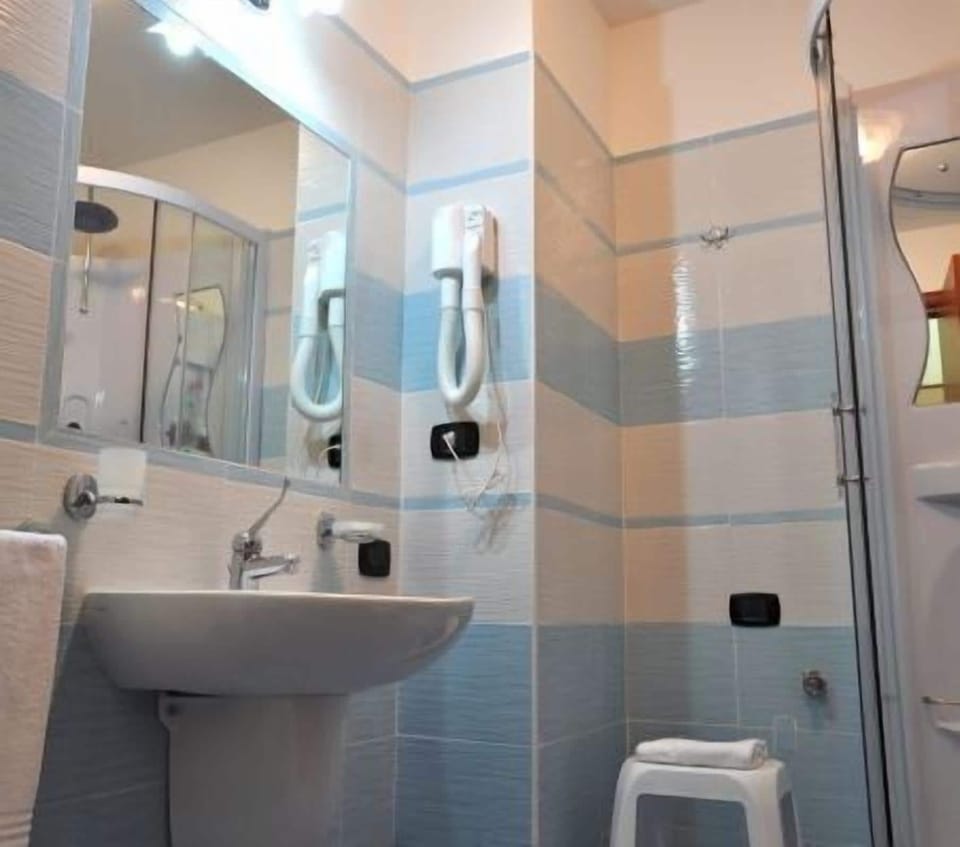 Superior Room, Terrace | Bathroom | Shower, rainfall showerhead, hair dryer, bidet