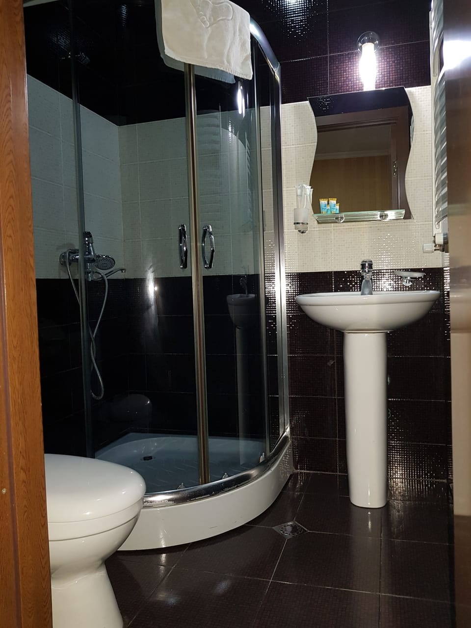 Junior Quadruple Room, 2 Twin Beds | Bathroom | Shower, hydromassage showerhead, free toiletries, hair dryer