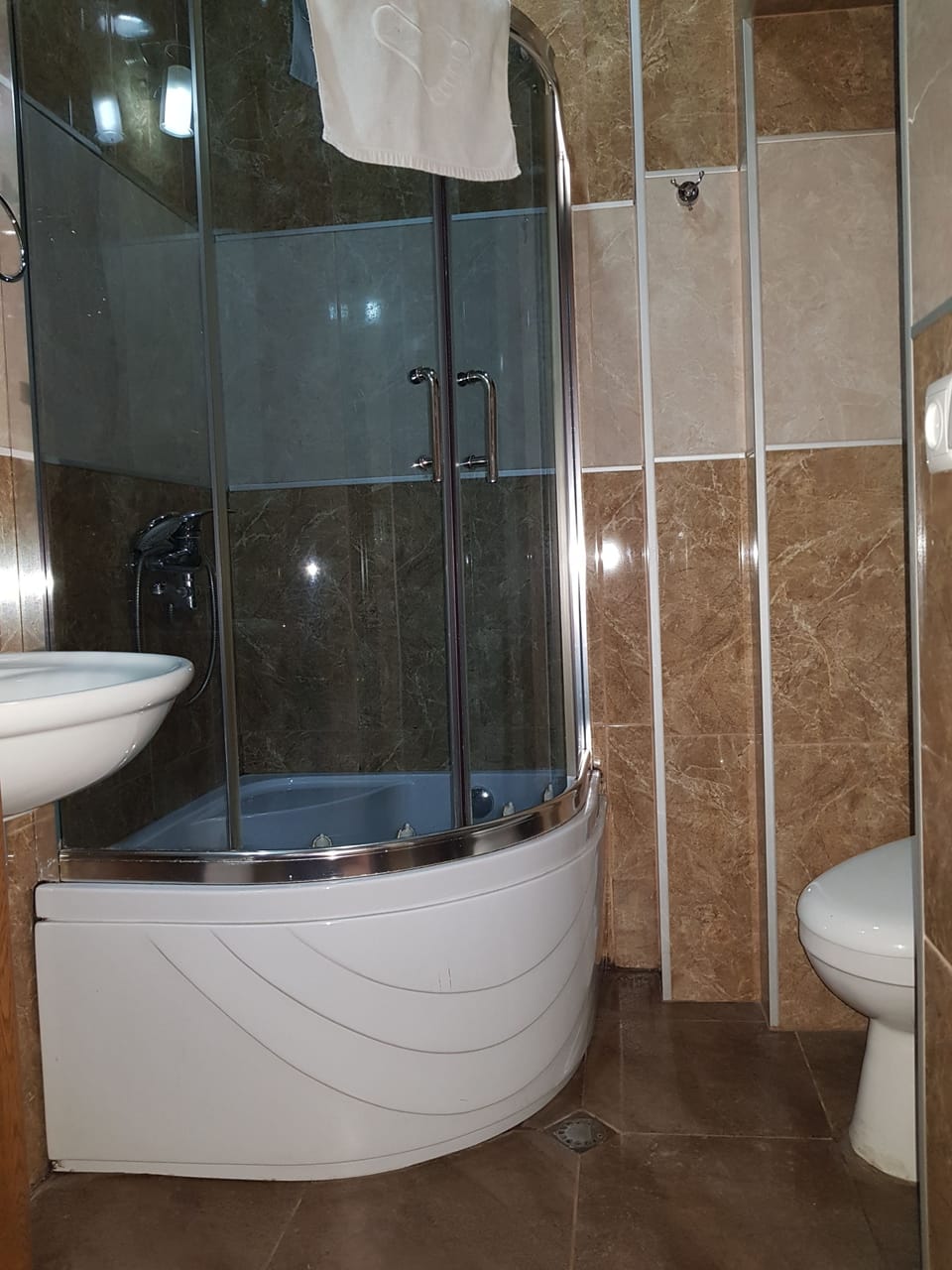Luxury Suite, Multiple Beds | Bathroom | Shower, hydromassage showerhead, free toiletries, hair dryer