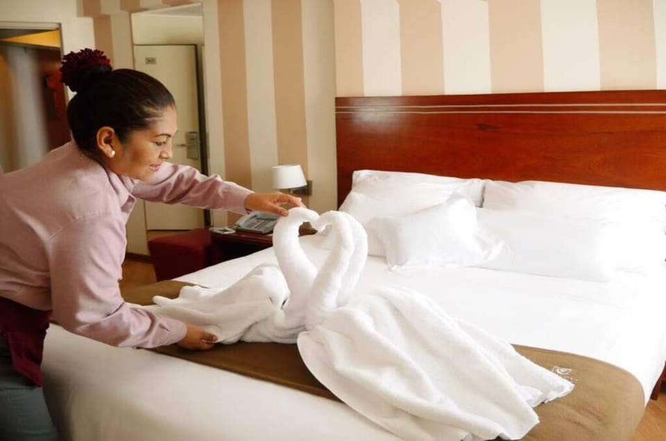 Comfort Room, 1 Queen Bed | Minibar, in-room safe, desk, blackout drapes