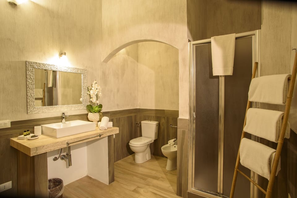Family Room | Bathroom | Shower, free toiletries, hair dryer, slippers