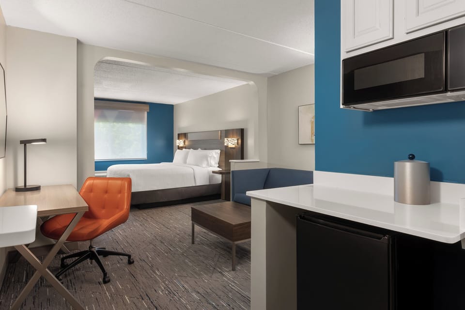 In-room safe, soundproofing, iron/ironing board, free WiFi
