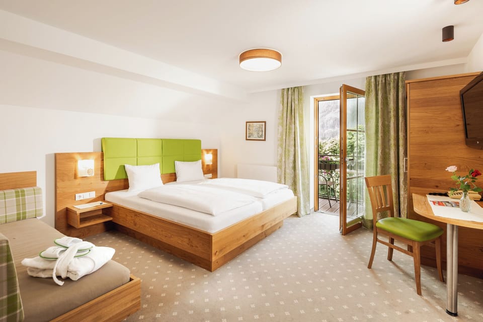 Hypo-allergenic bedding, in-room safe, desk, laptop workspace