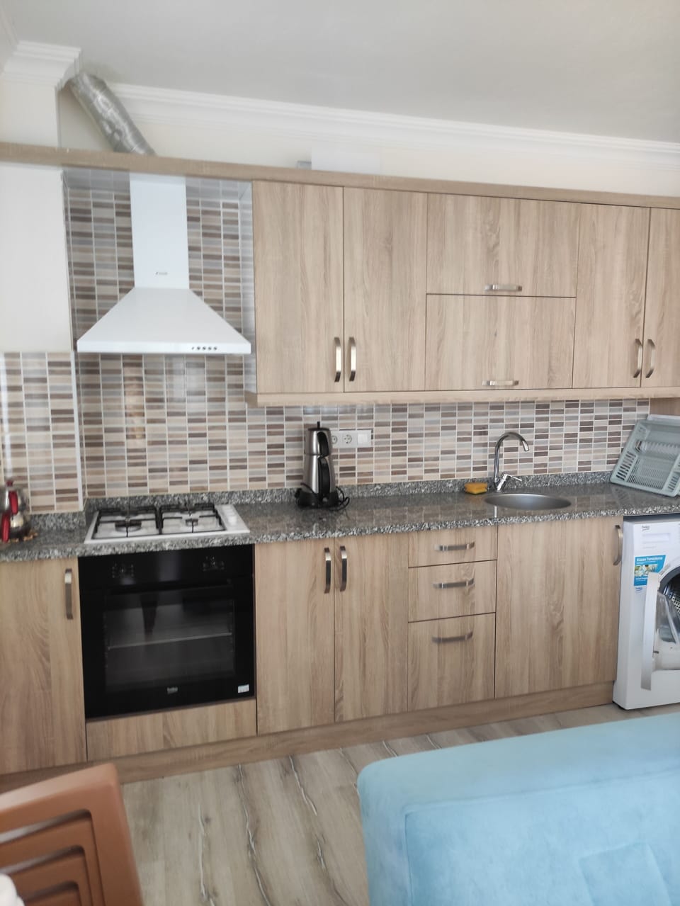 Full-size fridge, oven, stovetop, dishwasher