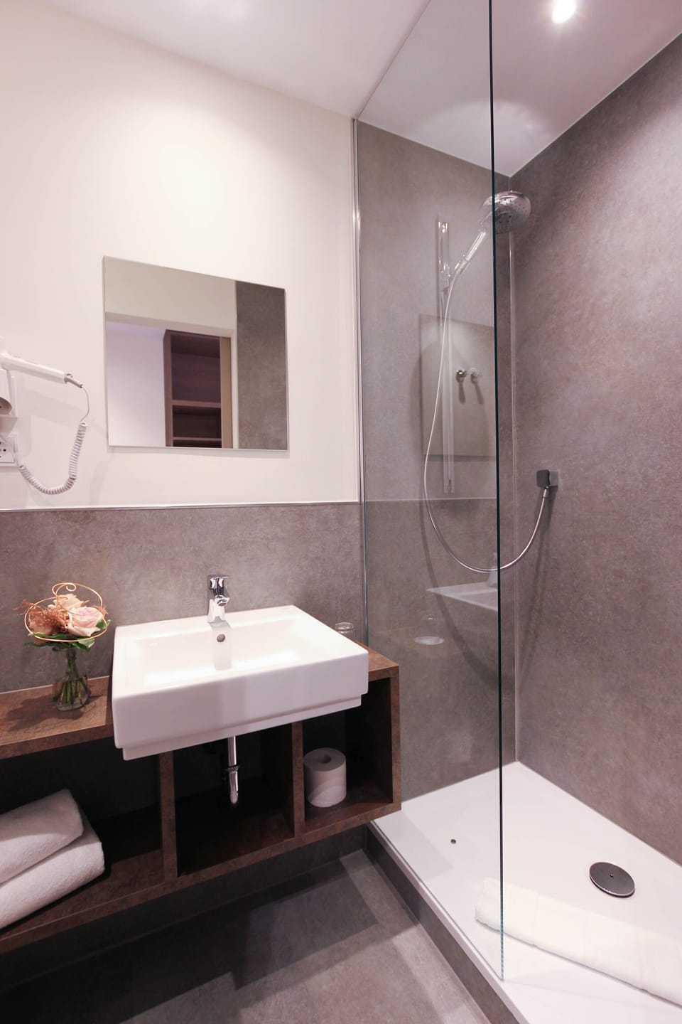 Hypo-allergenic bedding, in-room safe, desk, laptop workspace