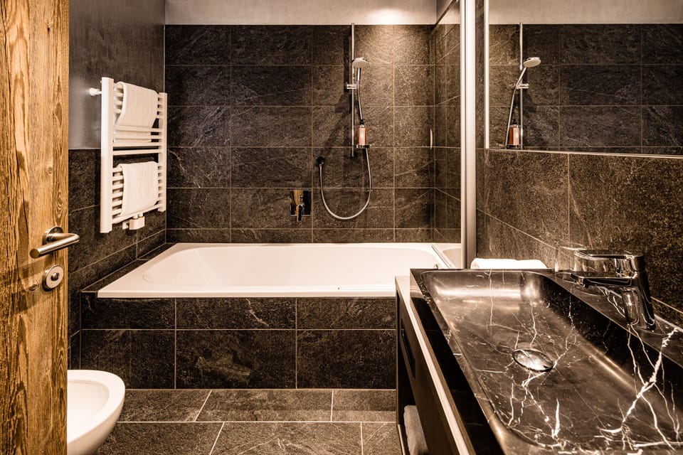 Panoramic Suite, 1 Bedroom, Mountain View, Corner | Bathroom | Free toiletries, hair dryer, bathrobes, slippers