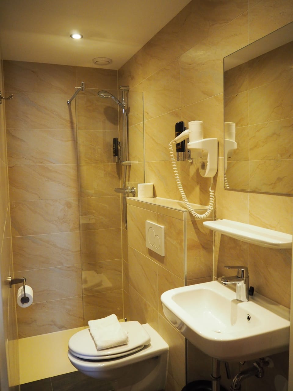 Twin Room Basement  | Bathroom | Shower, free toiletries, towels