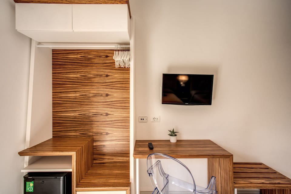 Hypo-allergenic bedding, down comforters, pillowtop beds, minibar