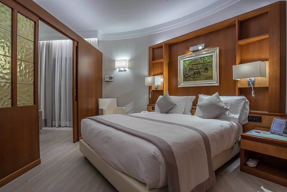 Junior Suite | Hypo-allergenic bedding, minibar, in-room safe, desk
