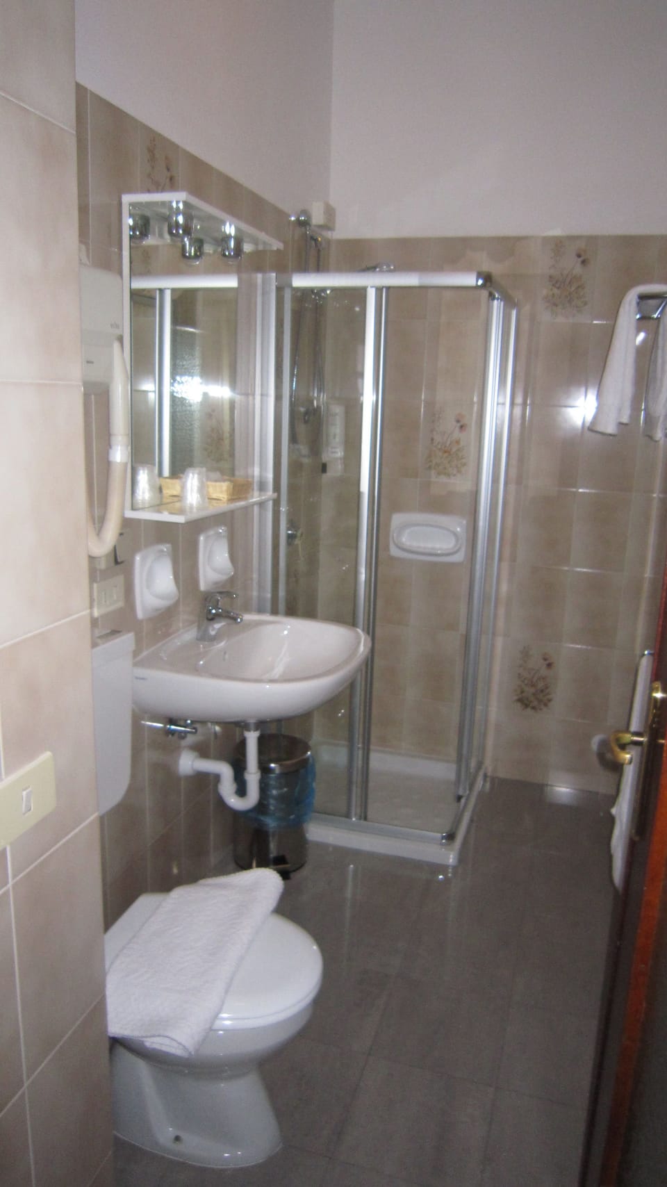 Shower, rainfall showerhead, free toiletries, hair dryer