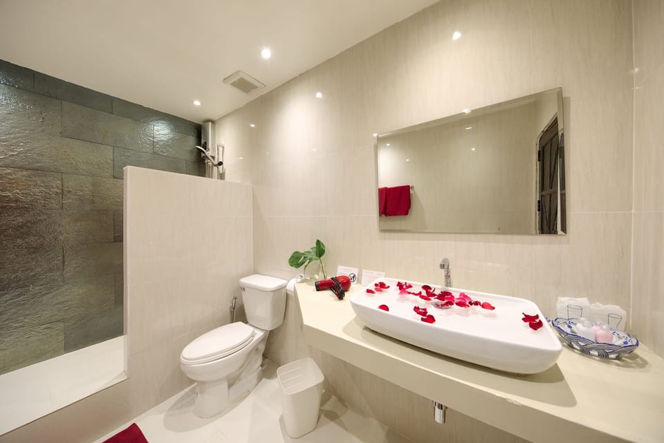 Gardenside Villa | Bathroom | Shower, free toiletries, hair dryer (on request), bidet