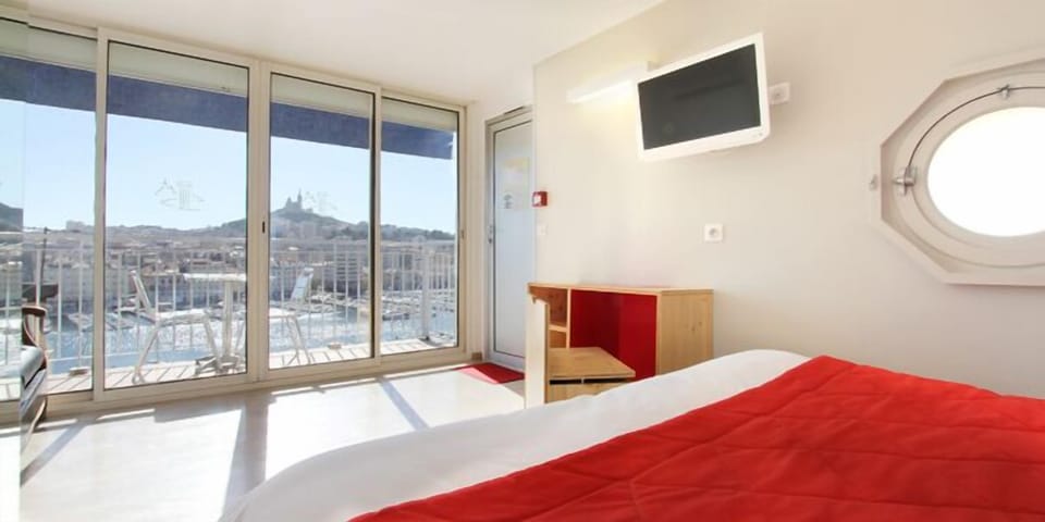Premium bedding, in-room safe, soundproofing, free WiFi