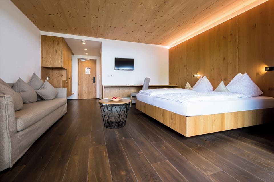 Deluxe Double Room | Minibar, in-room safe, desk, WiFi (free)