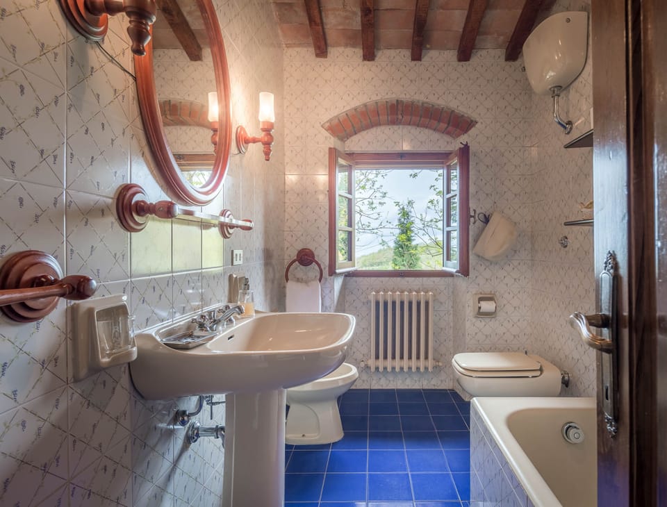 Shower, rainfall showerhead, free toiletries, hair dryer