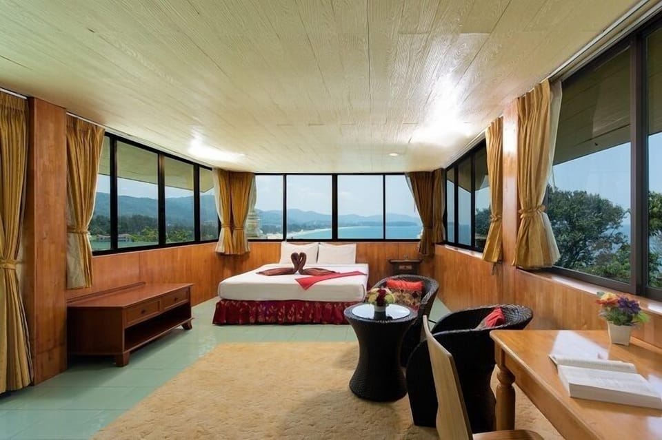 Suite Room | Free minibar, in-room safe, desk, rollaway beds
