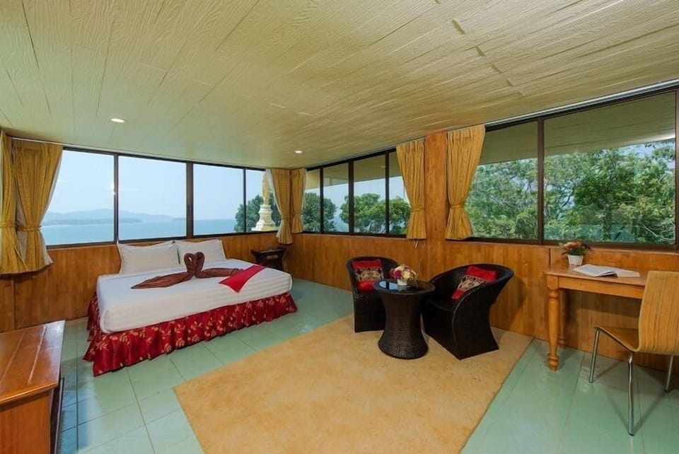 Suite Room | Free minibar, in-room safe, desk, rollaway beds