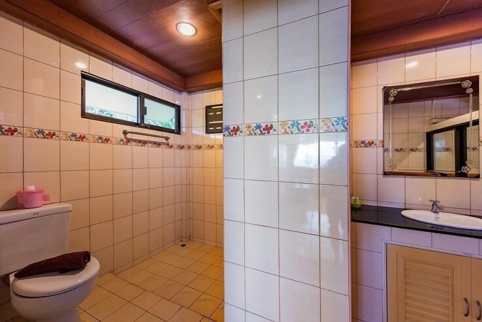 Suite Room | Bathroom | Shower, free toiletries, hair dryer, towels