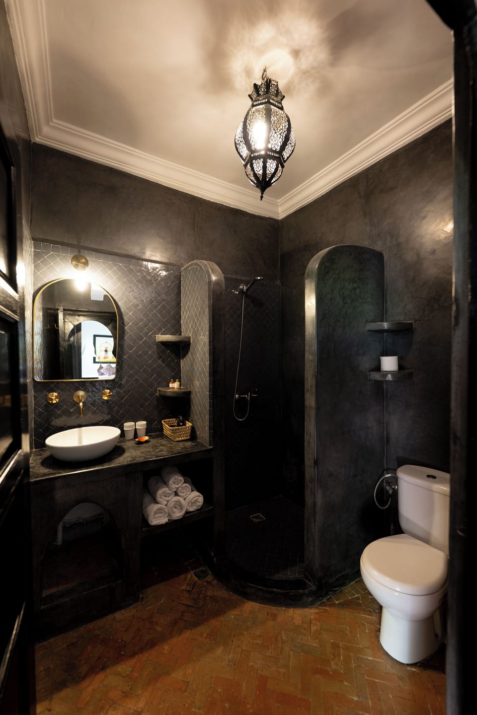 Family Room | Bathroom | Shower, free toiletries, hair dryer, towels