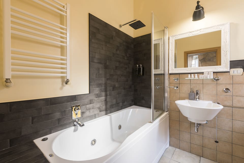 Superior Double Room | Bathroom | Shower, rainfall showerhead, free toiletries, hair dryer