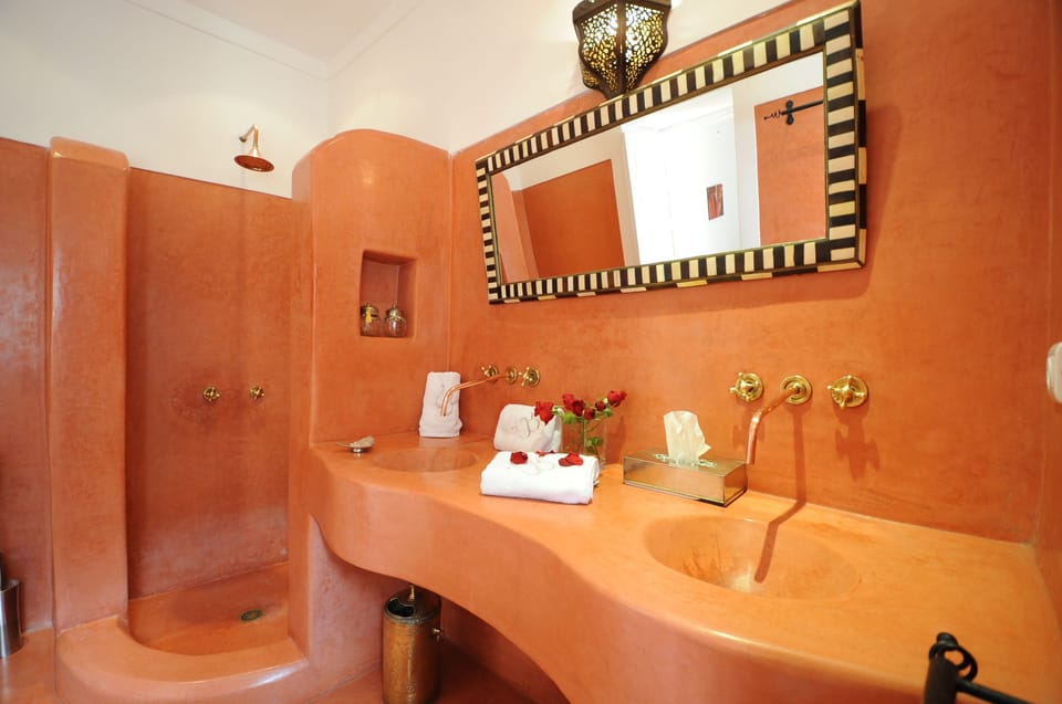 Junior Suite (Menara) | Bathroom | Free toiletries, hair dryer, towels, soap