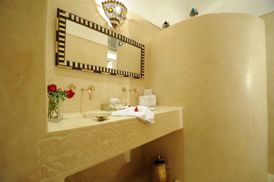 Junior Suite (Ourika) | Bathroom | Free toiletries, hair dryer, towels, soap