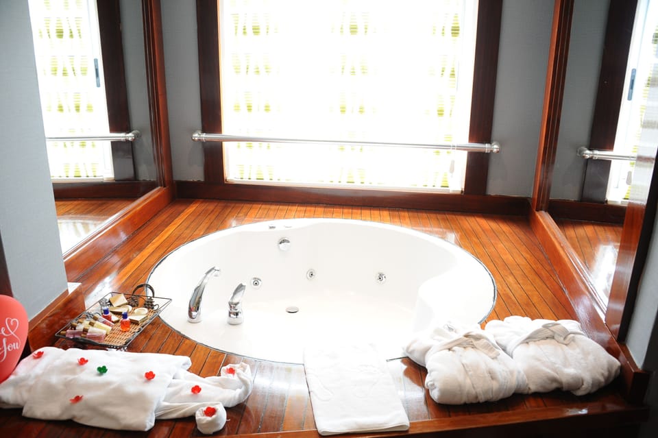 Double Room, Jetted Tub | Minibar, in-room safe, desk, free WiFi