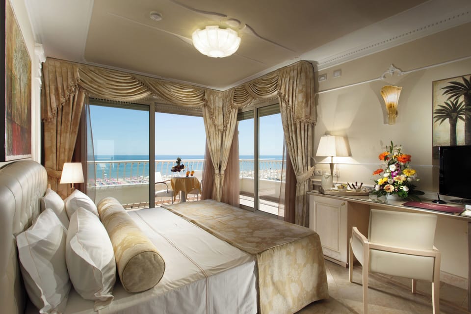 Suite with sea view | Egyptian cotton sheets, premium bedding, minibar, in-room safe