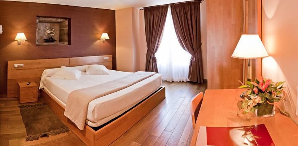 In-room safe, desk, soundproofing, free WiFi