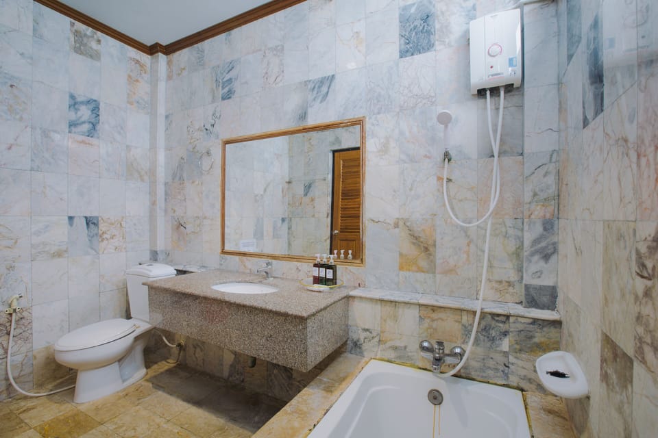 Deluxe Room A/C (1 Double Bed) | Bathroom | Shower, free toiletries, hair dryer, towels